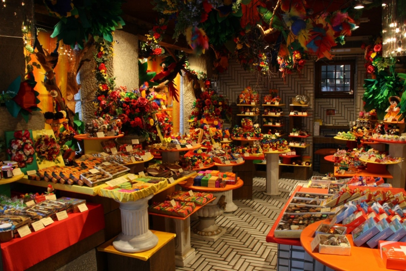 vente-CARQUEIRANNE-min_candy_store_chocolate_shop_chocolate_switzerland-393515